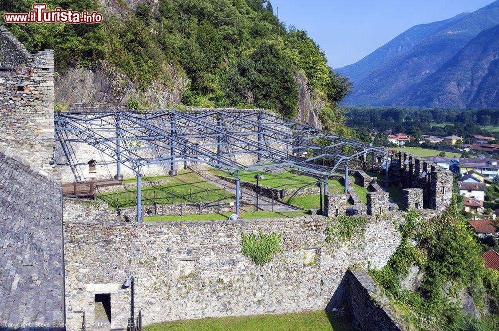 Immagine Veduta interna del castello Visconteo nella città di Vogogna, Piemonte. Il castello nacque come presidio militare a difesa di tutta la valle e soprattutto del paese di Vogogna - © Steve Sidepiece / Shutterstock.com