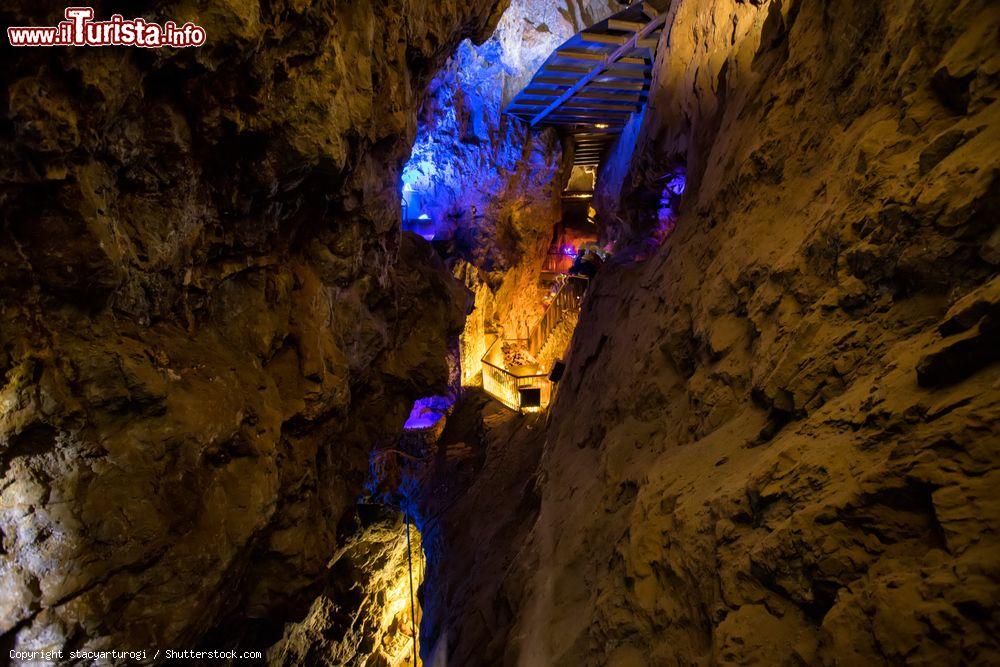 Immagine Veduta interna della miniera El Eden a Zacatecas, Messico. Oggi oltre ad essere un museo questa miniera ospita anche una discoteca sotterranea (unica al mondo) in fondo ai suoi  tunnel
 - © stacyarturogi / Shutterstock.com