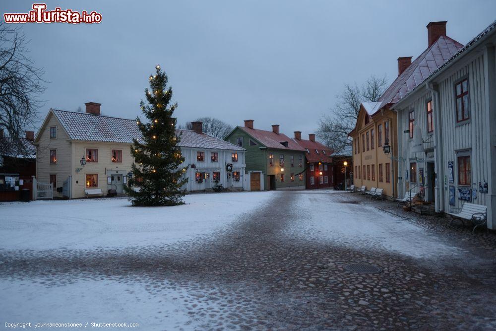 Immagine Veduta invernale con la neve del Gamla Linkoping Open-Air Museum, Svezia. Accoglie vecchi edifici originali, alcuni già presenti qui e altri trasportati e ricostruiti, in parte utilizzati come atelier per artigiani. Ci sono anche ristoranti, negozi e caffé - © yournameonstones / Shutterstock.com