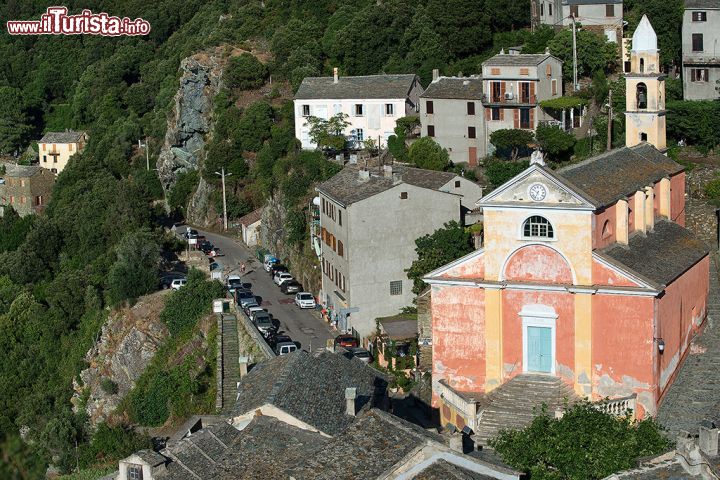 Immagine Veduta dall'alto del centro storico di Nonza, Corsica settentrionale