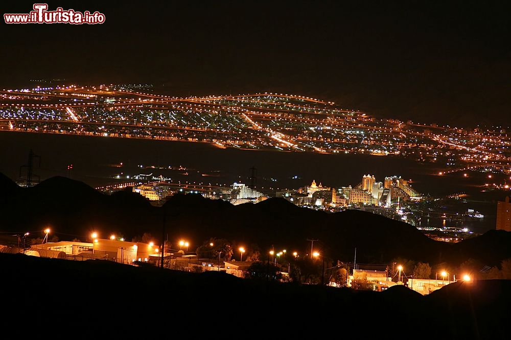 Immagine Veduta notturna dall'alto sulla città di Eilat, Israele. E' una località leggendaria sin dai tempi dell'incontro fra il re Salomone e la regina di Saba. Venne nominata la prima volta nella Bibbia nel libro dell'Esodo.