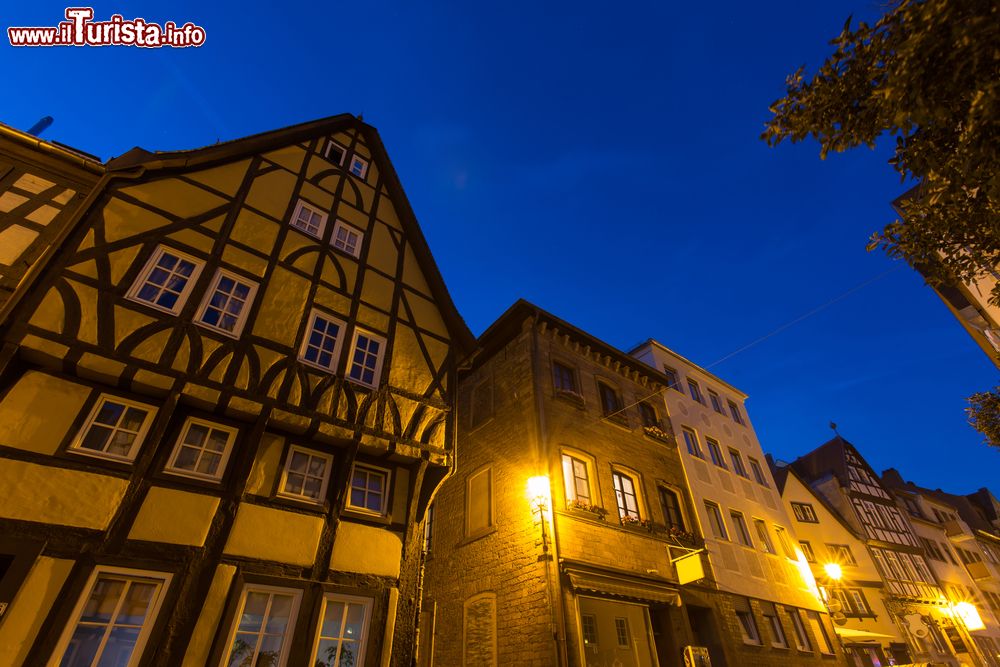 Immagine Veduta notturna del centro di Aschaffenburg, Germania. Nata come colonia romana, la città si è sviluppata quando San Bonifacio di Magonza innalzò un piccolo edificio religioso in onore di San Martino di Tours fondando poi un monastero benedettino.