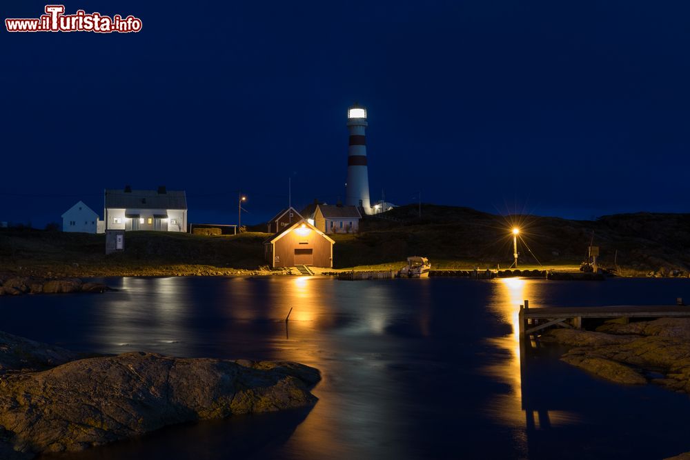 Immagine Veduta notturna del faro di Oksoy a Kristiansand, Norvegia. In funzione dal 1832, questo faro è alto 36 metri ed è stato automatizzato nel 2004.