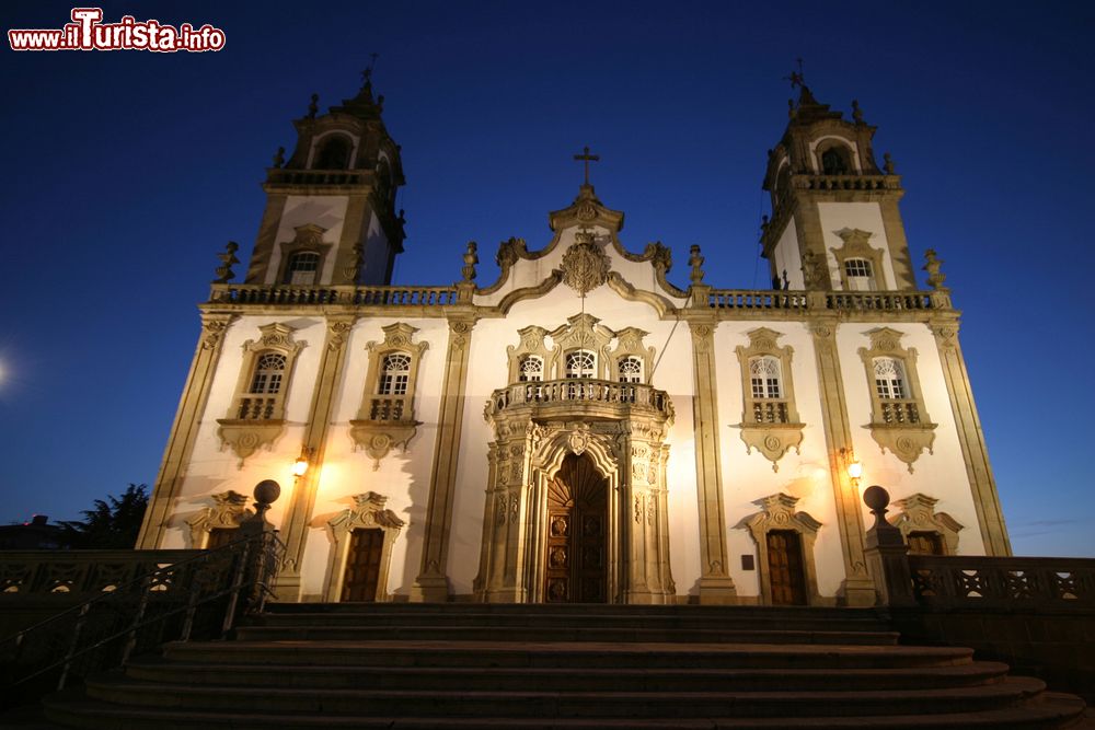 Immagine Veduta notturna della Chiesa della Misericordia a Viseu, Portogallo. Questa bella chiesa con facciata rococò è caratterizzata da finestre decorate con frontoni e balaustre e da un bel portico con terrazza ad aggetto.