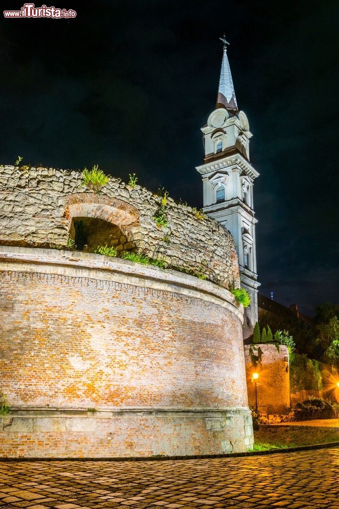 Immagine Veduta notturna della chiesa illuminata di San Giorgio con il castello medievale di Sopron, Ungheria. Questa bella località si trova nella regione romana della Pannonia.