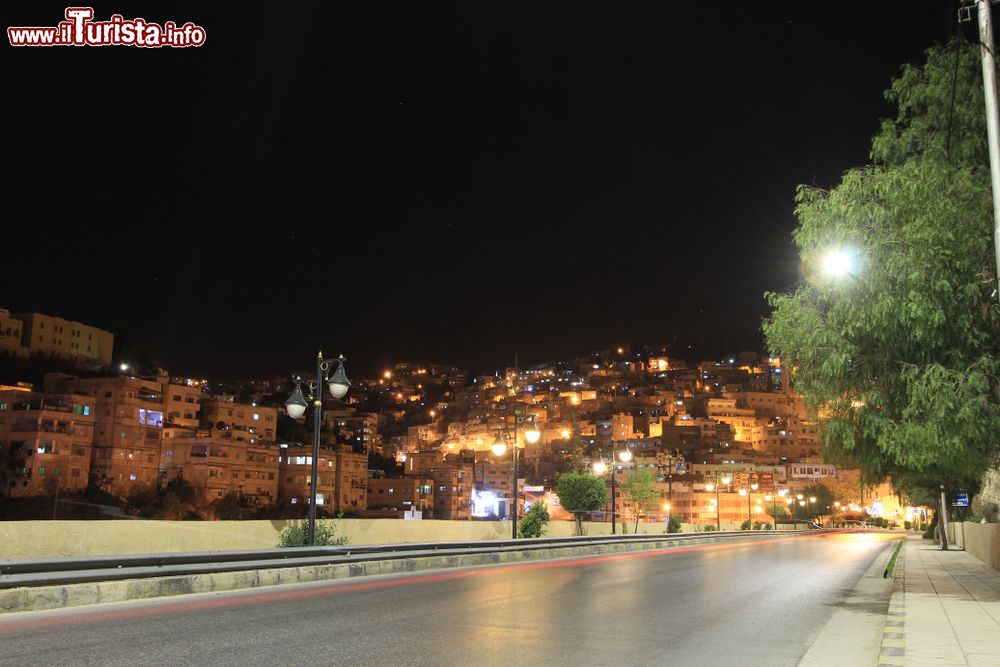 Immagine Veduta notturna della città di Al-Salt, Giordania. Situata poco più a ovest di Amman, Al-Salt è stata capitale del paese sino al 1922.