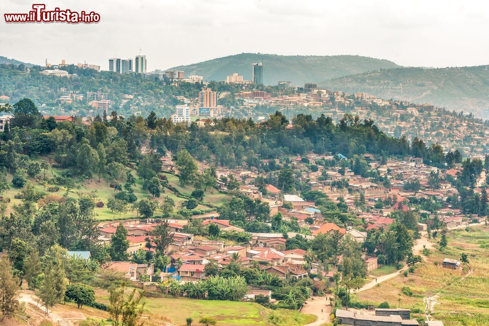Immagine Veduta panoramica aerea di Kigali, capitale del Ruanda, dalle colline della città.