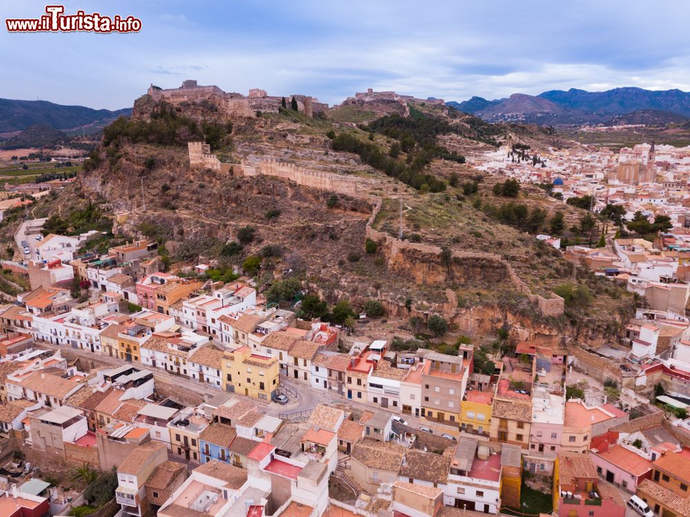 Immagine Veduta panoramica con il drone della città di Sagunto, Spagna. Sullo sfondo, le rovine dell'antica cittadella.