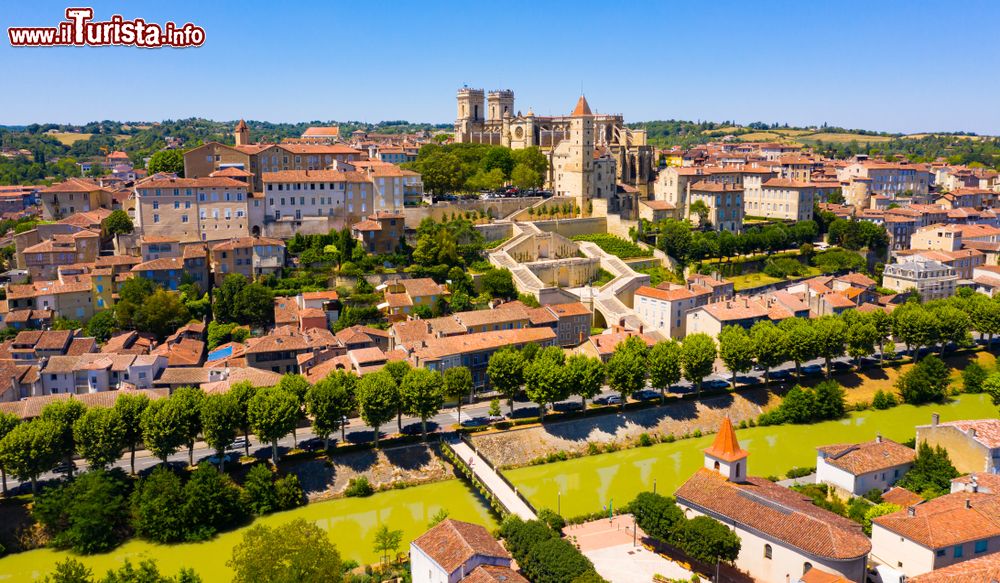 Immagine Veduta panoramica con il drone sulla cittadina di Auch, Francia.