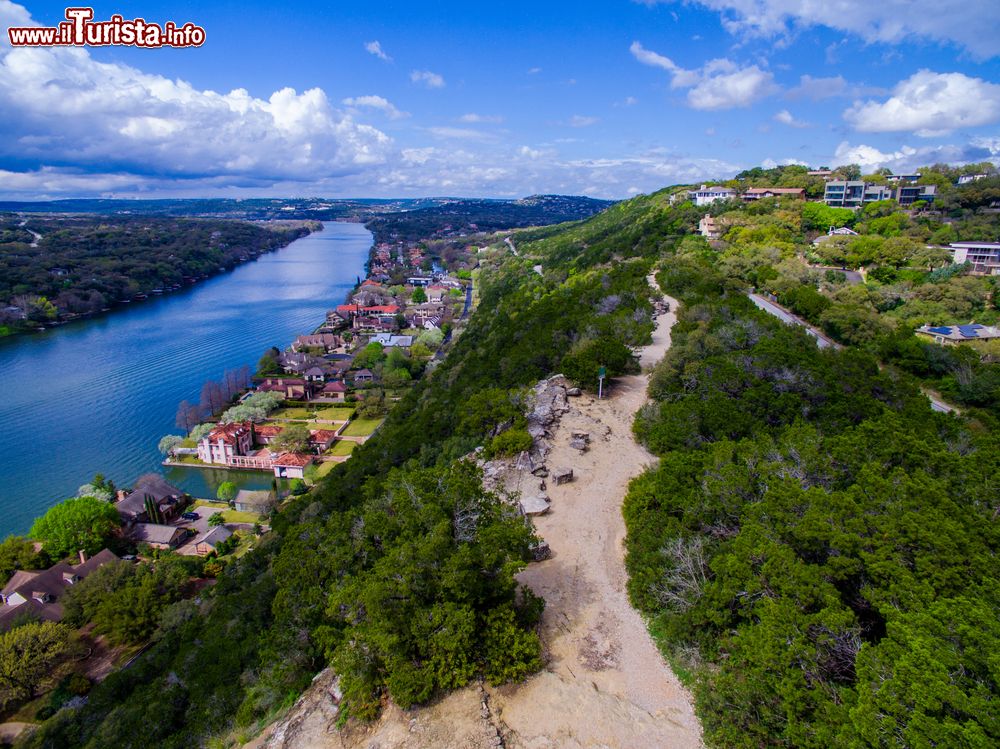 Immagine Veduta panoramica dal Mount Bonnell Hiking Trail a Austin, Texas. Una bella immagine del fiume Colorado imemrso nella natura in primavera.