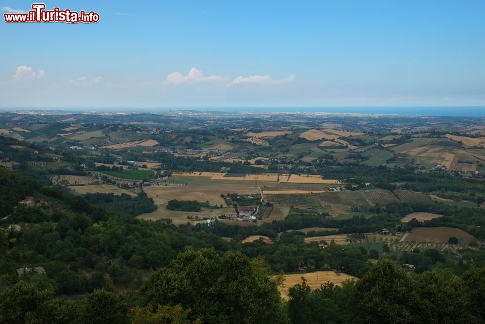 Immagine Veduta panoramica dalla fortezza di Montefiore Conca, provincia di Rimini. Da qui si può ammirare una splendida vista che spazia dalla Riviera Romagnola alla Repubblica di San Marino.