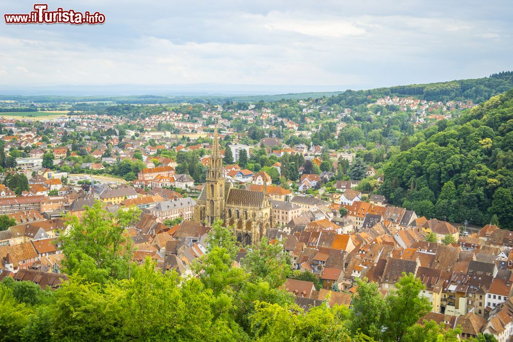 Immagine Veduta panoramica dall'alto della cittadina di Thann in Alsazia (Francia).