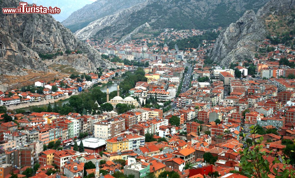 Immagine Veduta panoramica dall'alto delle case ottomane di Amasya, Turchia. Con le sue tradizionali case di foggia ottomana, il fiume che l'attraversa e le tombe rupestri scavate nella parete di roccia, Amasya è un vero e proprio gioiello.