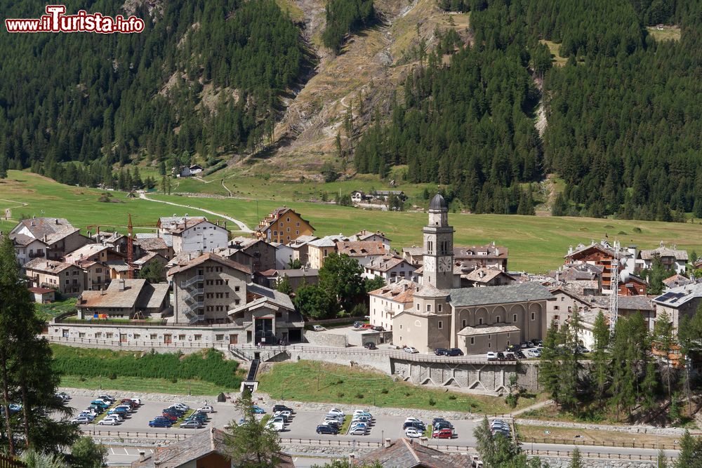 Immagine Veduta panoramica dall'alto di Cogne, piccola località della Valle d'Aosta.