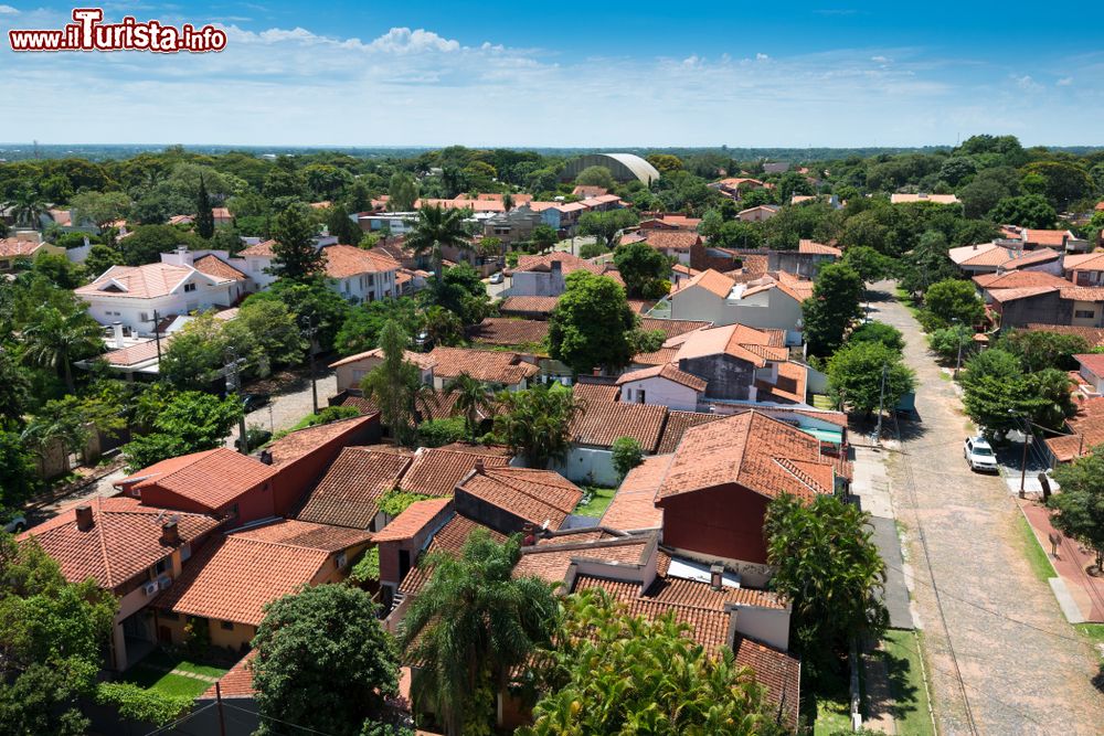 Immagine Veduta panoramica dall'alto di un quartiere residenziale di Asuncion, Paraguay, con le tipiche case in architettura spagnola.