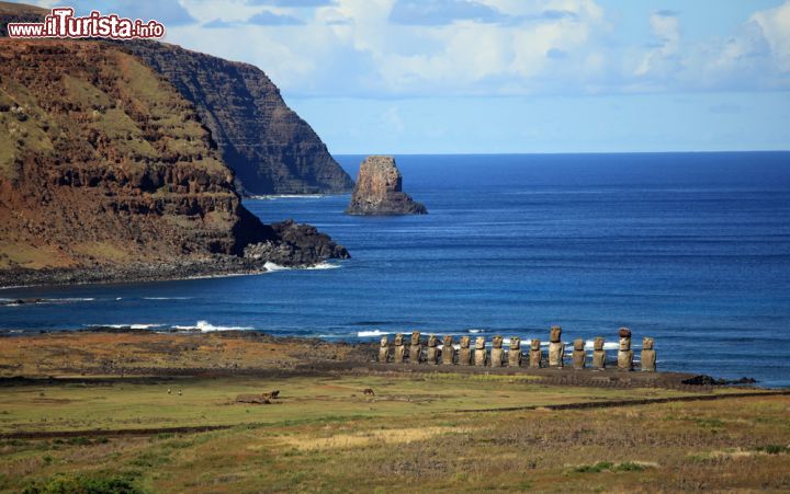 Immagine Veduta panoramica dei busti Moai sull'isola di Pasqua, Cile - © 99140783 / Shutterstock.com