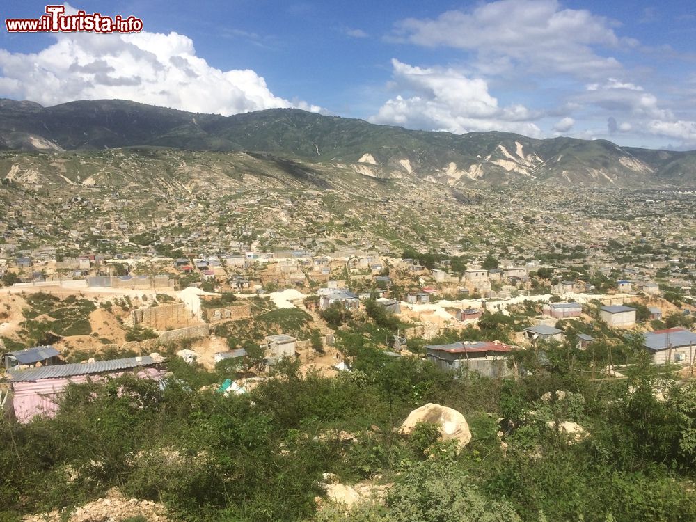 Immagine Veduta panoramica dei sobborghi di Port-au-Prince, Haiti. La città ha subito gravissimi danni dal terremoto del 2010.