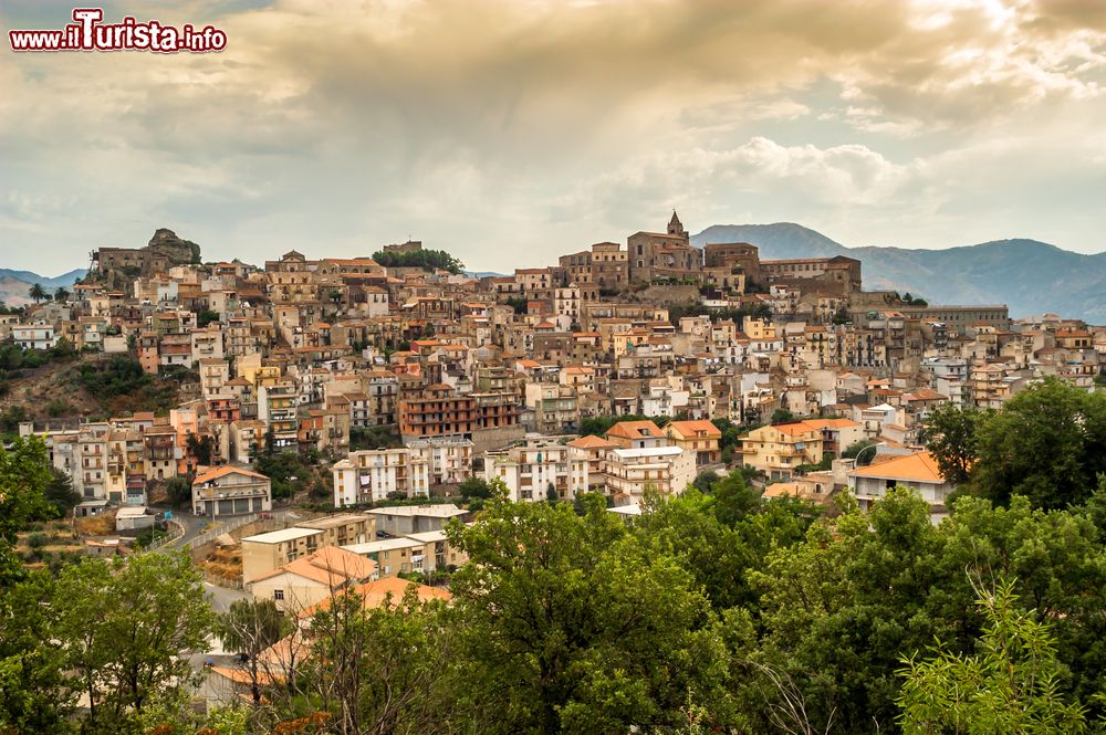 Veduta panoramica del borgo di Castiglione di ... | Foto ...