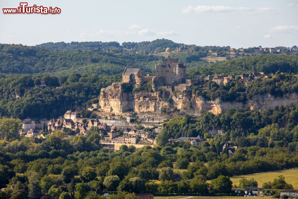 Immagine Veduta panoramica del castello di Beynac a Beynac-et-Cazenac sulle alture sopra la Dordogna, Francia.