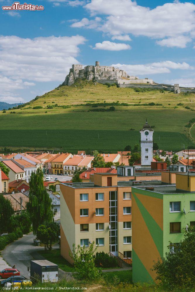 Immagine Veduta panoramica del castello di Spis a Zehra, Slovacchia. Ricostruito in parte nella seconda metà del Novecento, quando venne anche dotato del Museo di Spis, è uno dei gioielli della città - © A. Aleksandravicius / Shutterstock.com