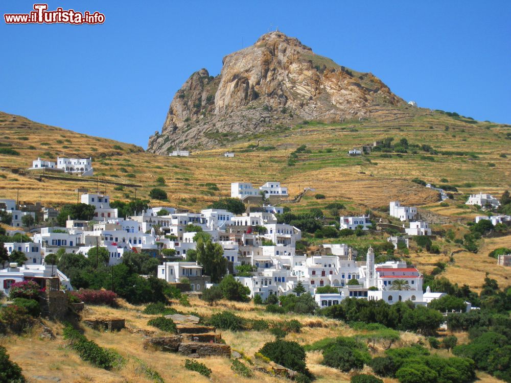 Immagine Veduta panoramica del monte Exomvourgo, isola di Tino, Grecia.