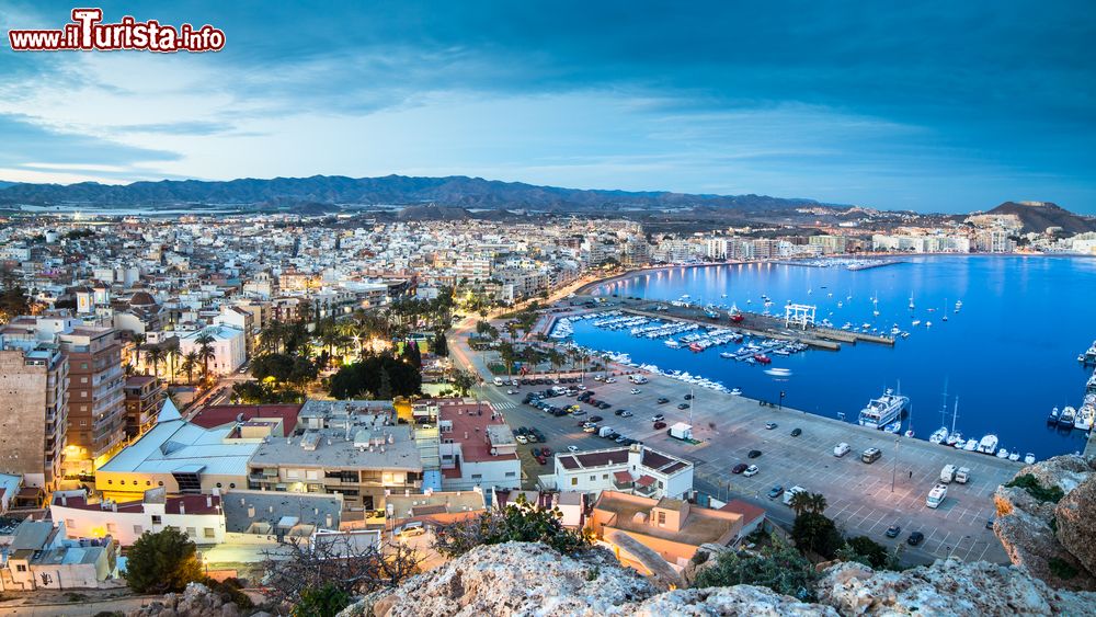 Immagine Veduta panoramica della città costiera di Aguilas, Spagna. La sua tradizione marinara si combina con una vasta offerta turistica che trova nel lungo litorale una delle principali attrattive.