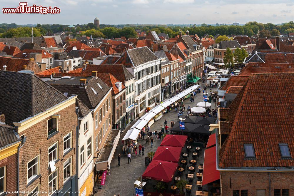 Immagine Veduta panoramica della città dalla Wine Tower, Zutphen, Olanda. Dalla Wijnhuistoren, recentemente aperta al pubblico, si può ammirare una suggestiva vista sulla città e sull'area che ospita il mercato  - © Natalia Paklina / Shutterstock.com