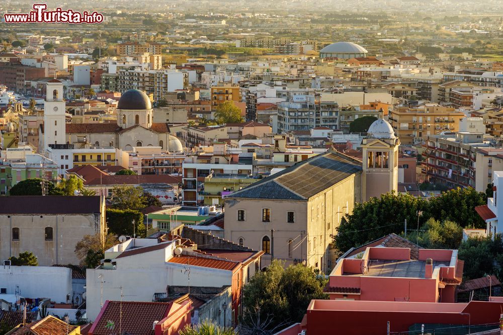 Immagine Veduta panoramica della città di Milazzo, provincia di Messina, Sicilia. Cittadina di origine antica, Milazzo si presenta come una città settecentesca, disposta in pianura e affacciata sull'ultimo tratto di lungomare.