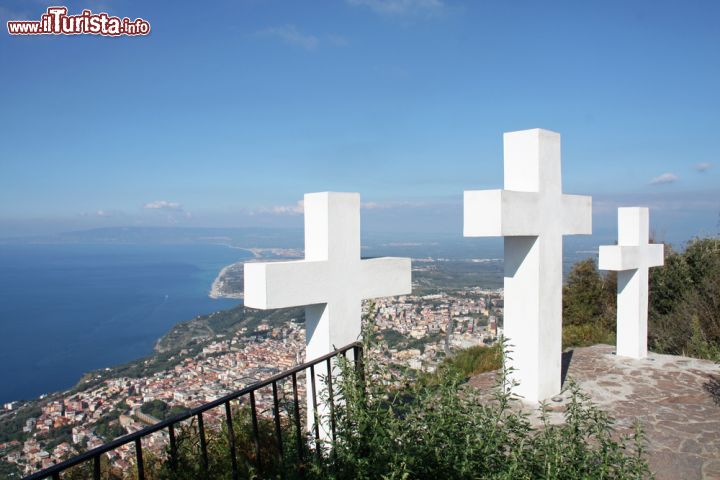 Immagine Veduta panoramica della città di Palmi dal monte Sant'Elia, Calabria. Questa montagna viene definita "il balcone del Tirreno". E' il crinale costiero del massiccio dell'Aspromonte - © 241605649 / Shutterstock.com