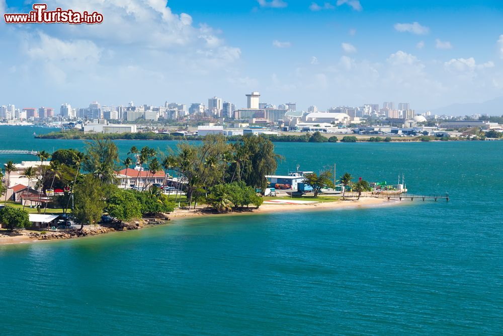 Immagine Veduta panoramica della città di San Juan, Porto Rico. San Juan è bagnata a nord dalle acque dell'Oceano Atlantico.