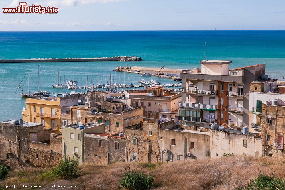 Immagine Veduta panoramica della città di Sciacca, Sicilia. Questa bella città marinara della provincia di Agrigento è nota, fra l'altro, per il carnevale e per la lavorazione della ceramica - © robertonencini / Shutterstock.com