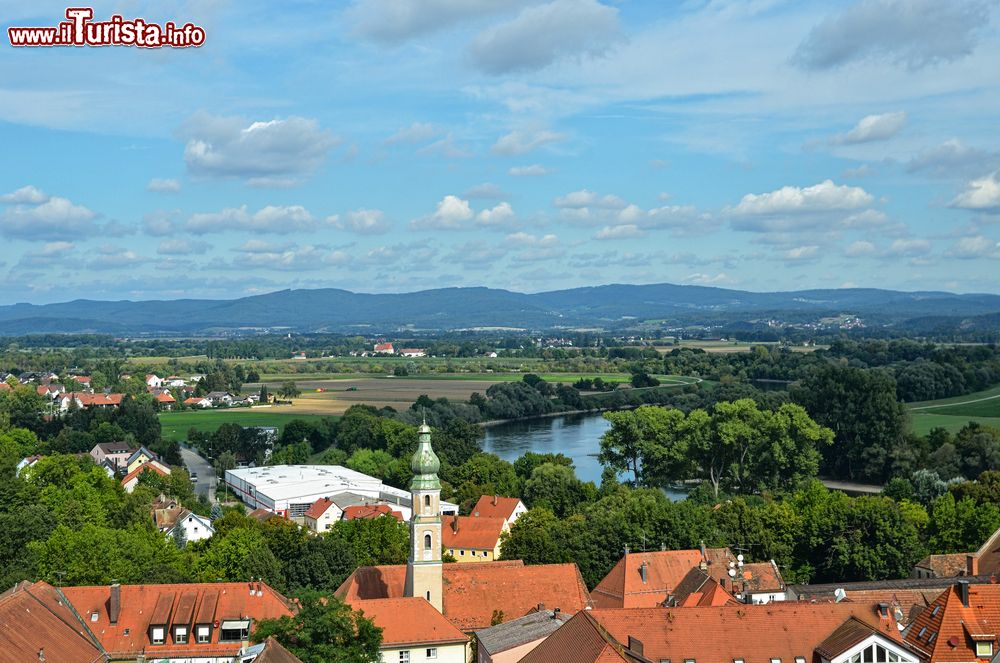 Immagine Veduta panoramica della città di Straubing, Germania. Venne fondata nel 1218 dal duca Ludwig der Kelheimer: oggi conta più di 40 mila abitanti, splendidi monumenti e chiese che coprono quasi tutti i periodi dell'arte.