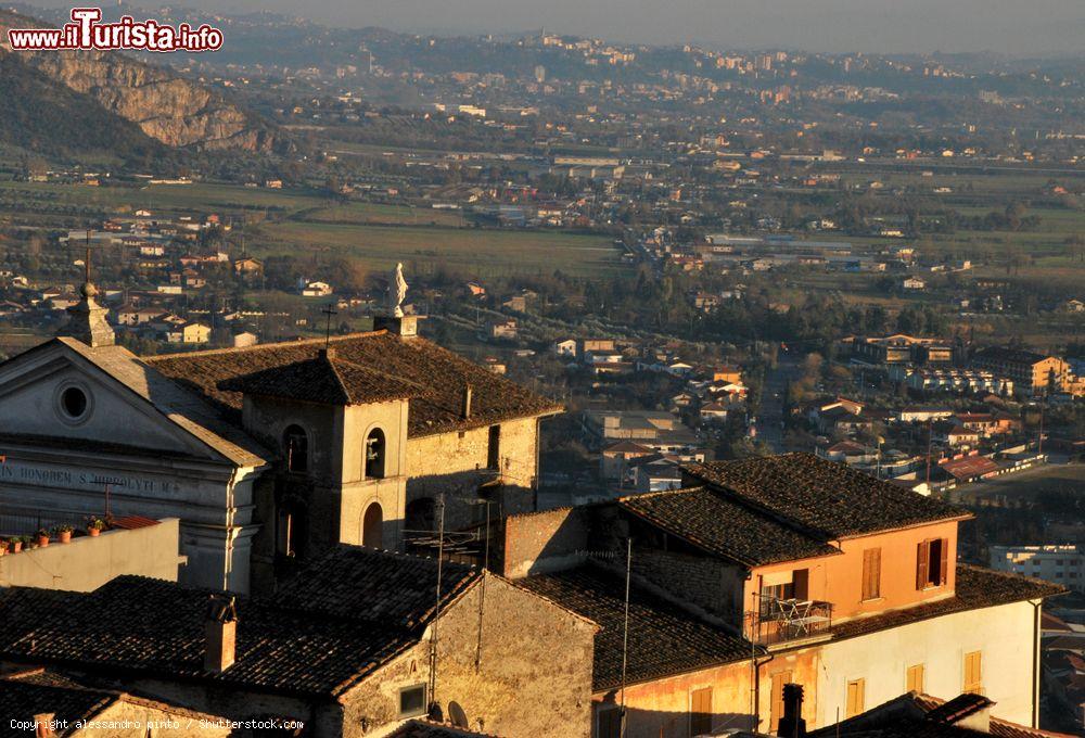 Immagine Veduta panoramica della città medievale di Ferentino, Lazio. Siamo nel cuore della provincia di Frosinone, in cima ad un colle che domina la vallata del fiume Sacco - © alessandro pinto / Shutterstock.com