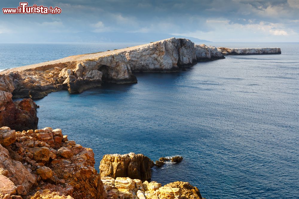 Immagine Veduta panoramica della costa nord dell'isola di Donoussa, Grecia. Siamo nelle Piccole Cicladi.