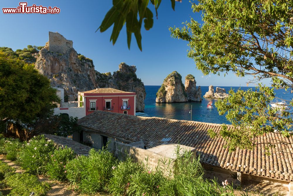 Immagine Veduta panoramica della Tonnara di Scopello, provincia di Trapani (Sicilia). Fra le più antiche di tutta l'isola, questa tonnara è caratterizzata da fabbricati che risalgono al XIII° secolo.