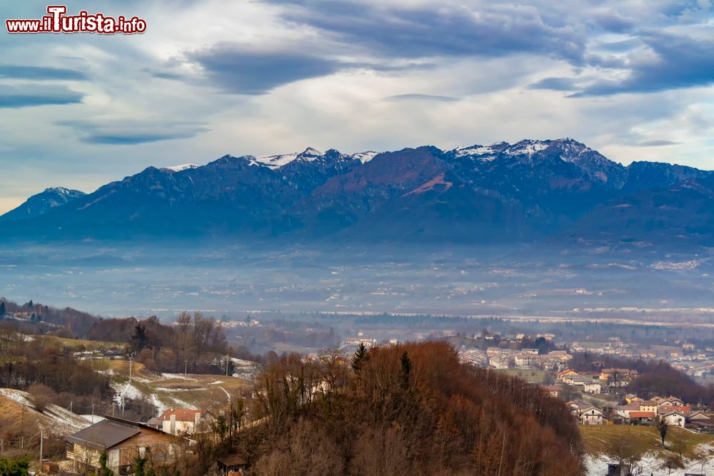 Immagine Veduta panoramica delle montagne di Belluno dal castello di Zumelle a Mel, Veneto.