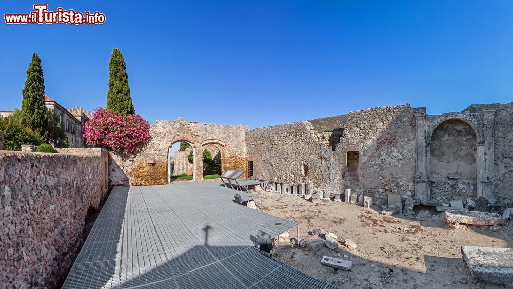 Immagine Veduta panoramica delle rovine di Santa Maria a Palmela, antica chiesa all'interno del castello.