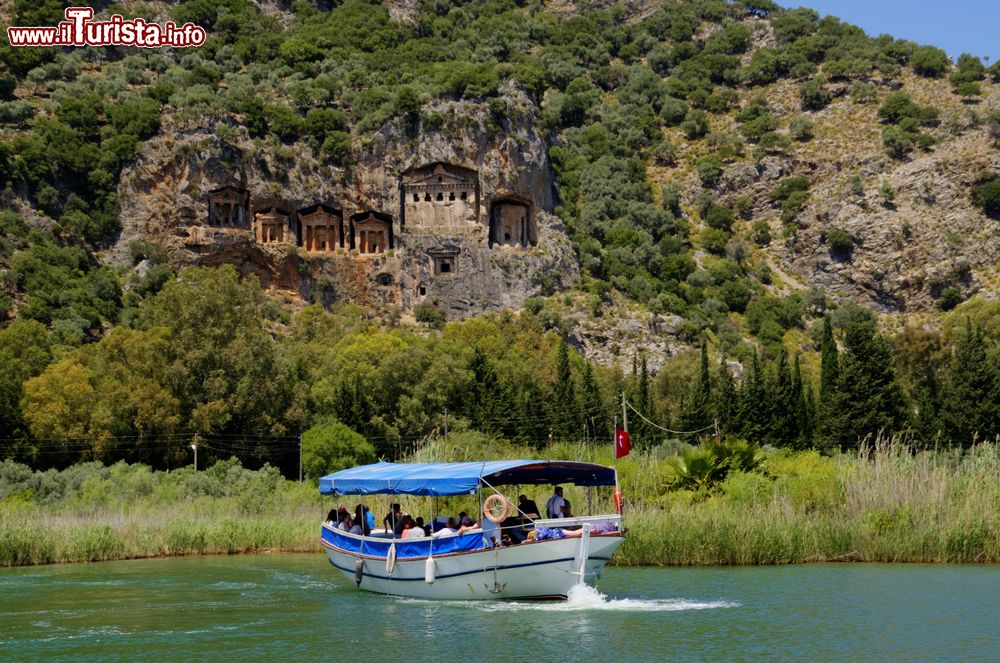 Immagine Veduta panoramica delle tombe nell'antica città di Kaunos, Dalyan, Turchia. I sei templi scavati nella roccia sono due di origine ellnistica e quattro di origine romana.