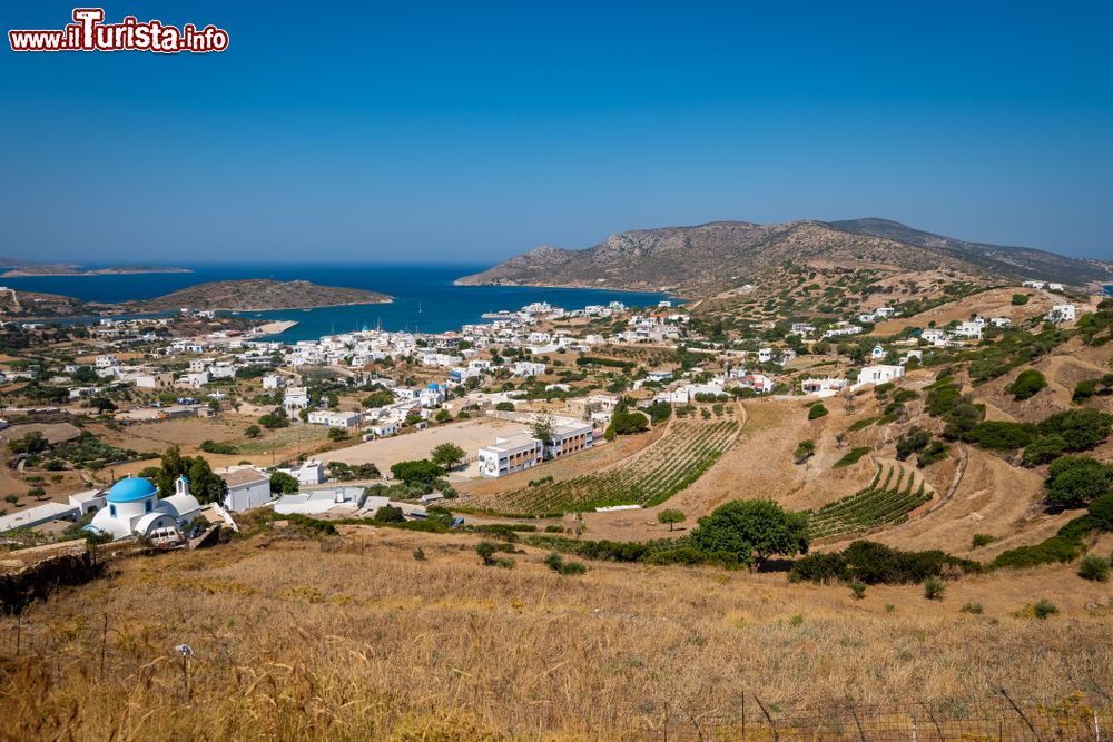 Immagine Veduta panoramica dell'isola di Lipsi, Dodecaneso, Grecia. Il suo territorio è fatto di colline che non superano i 277 metri di altezza.