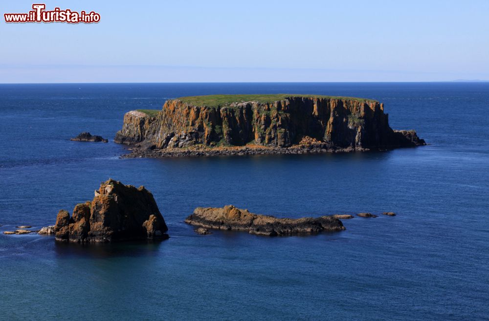 Immagine Veduta panoramica dell'isola di Rathlin, Irlanda del Nord. Un tratto della strada costiera da cui si possono ammirare scogliere e formazioni rocciose.