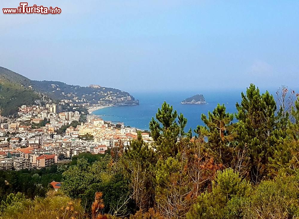 Immagine Veduta panoramica di Bergeggi con l'omonimo isolotto sullo sfondo, provincia di Savona, Liguria.