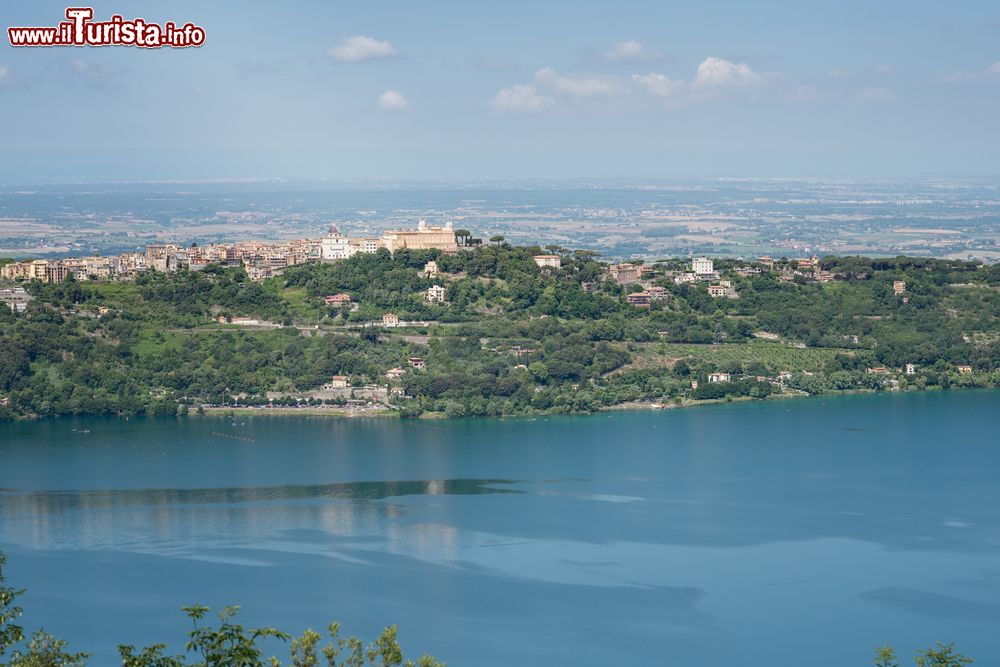 Immagine Veduta panoramica di Castel Gandolfo e del lago Albano, Lazio. Il Comune si estende a cavallo fra la zona collinare dei Colli Albani e quella pianeggiante dell'Agro Romano.