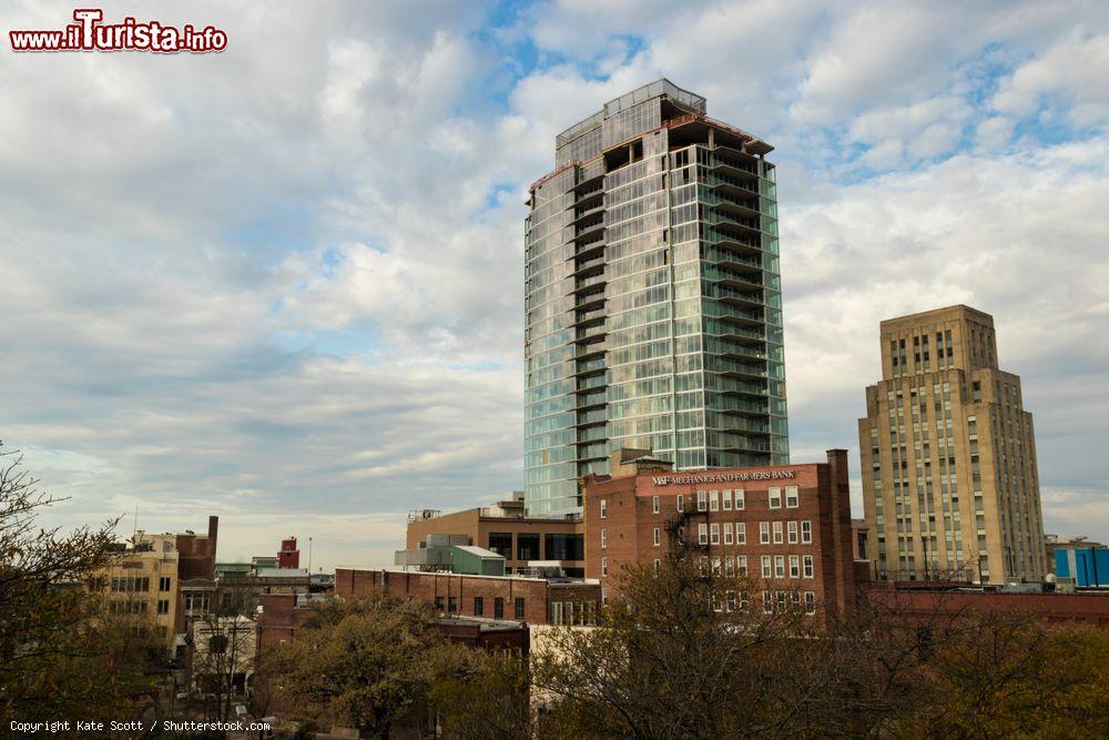 Immagine Veduta panoramica di Durham con l'Hill Building, ora 21c Museum Hotel, e il One City Center, Carolina del Nord - © Kate Scott / Shutterstock.com