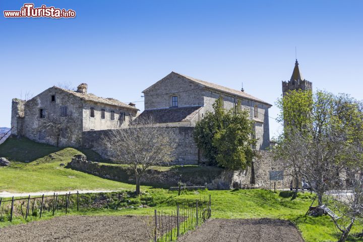 Immagine Veduta panoramica di Hum, entroterra istriano, Croazia; è famosa per essere interamente costruita in pietra, sia gli edifici civili che quello religioso - © Ivan Smuk / Shutterstock.com