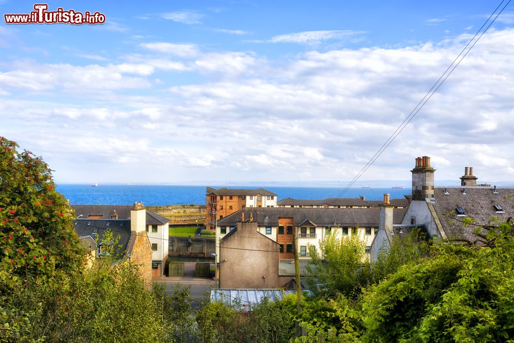 Immagine Veduta panoramica sui tetti e sul mare della città scozzese di Kirkcaldy, UK. Il paese si trova sulla costa nord del Firth of Forth, una profonda insenatura creata nella parte orientale della Scozia dall'estuario del fiume Forth.