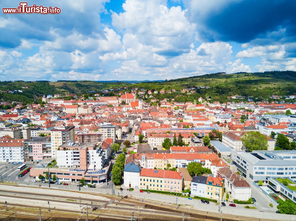 Immagine Veduta panoramica di Krems an der Donau, Austria. Questo antico centro danubiano è immerso nei vigneti all'estremità orientale della valle della Wachau.