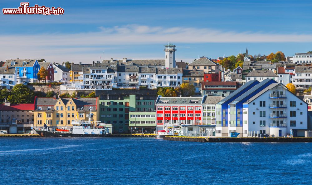 Immagine Veduta panoramica di Kristiansund, Norvegia. Conosciuta anche come la città dei baccalà, Kristiansund vanta un porto spettacolare e anche un'ottima reputazione nel campo della lirica.