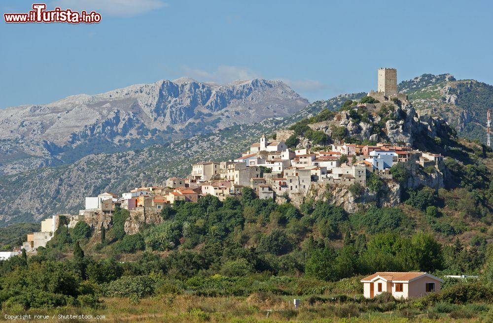 Immagine Veduta panoramica di Posada, Sardegna. Ancora oggi questa localitù conserva intatto il suo fascino medievale: è un intricato labirinto di pietra con vicoli, scalinate e piazzette - © rorue / Shutterstock.com