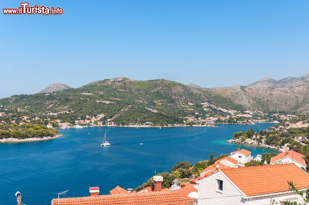 Immagine Veduta panoramica di una baia nei pressi di Zaton, Croazia. Il borgo si trova alla foce del fiume Krka.