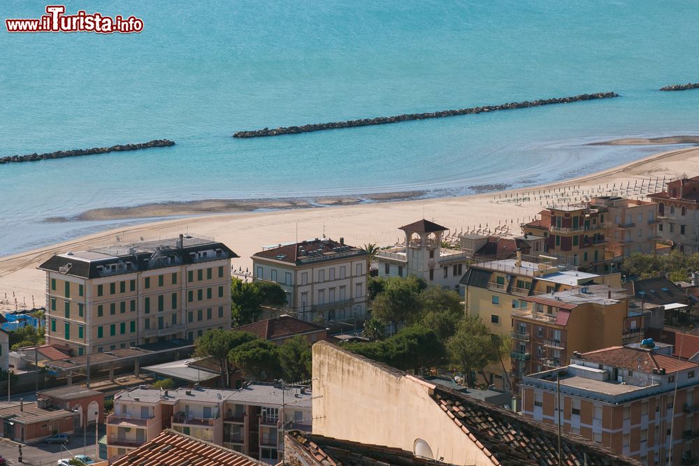 Immagine Veduta panoramica di una spiaggia di Grottammare, Ascoli Piceno (Marche). Il litorale è lambito da acque limpide e pulite ed è perfetto sia per le famiglie che per gruppi di giovani.